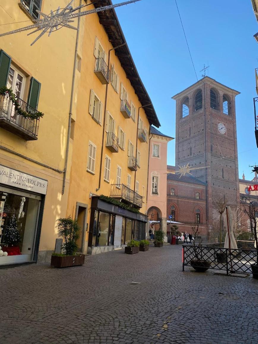 Maschera Di Ferro Appartamento In Centro Storico Pinerolo Bagian luar foto